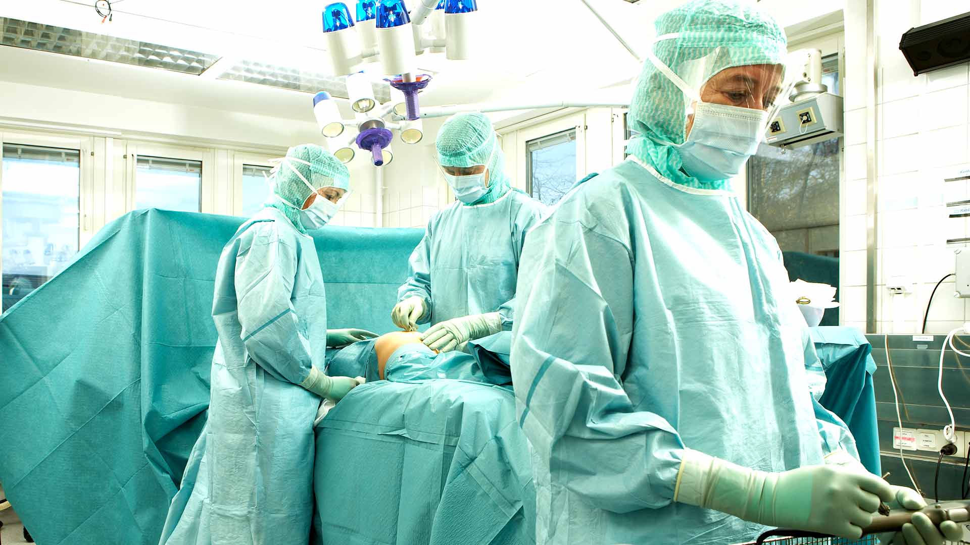 Chirurgiens pratiquant une intervention au bloc opératoire
