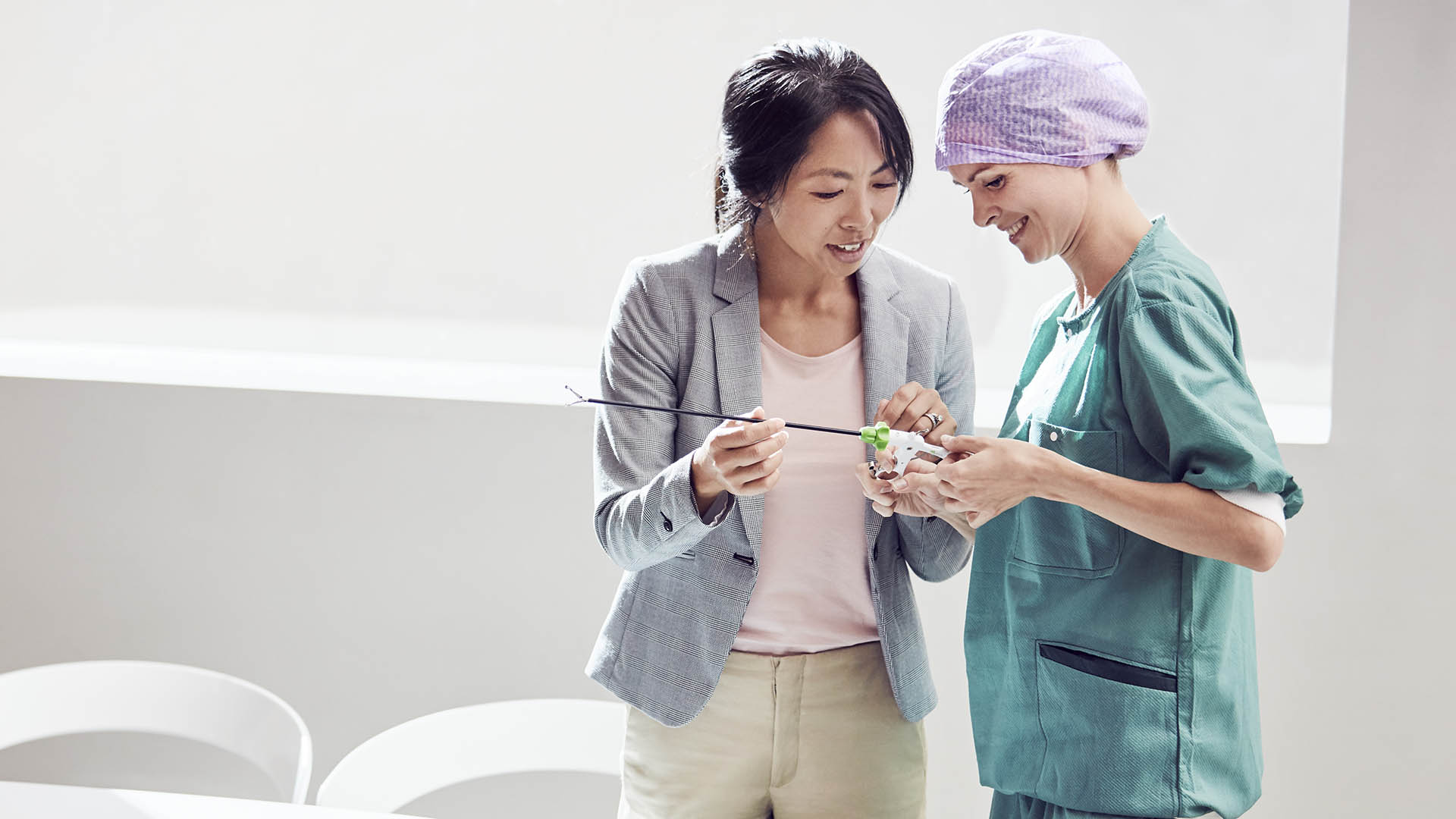 Fournisseur féminin faisant la démonstration d'un instrument chirurgical à une professionnelle de la santé