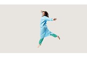 une infirmière de bloc portant une blouse opératoire BARRIER Primary, en train de sauter